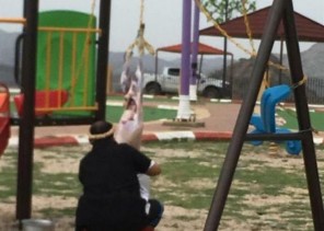 مواطن يسلخ ذبيحته على أرجوحة أطفال وسط متنزه عام بجازان.. والبلدية تتفاعل