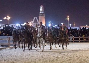 عشاق الخيول يستمتعون بالعروض الحية على أرض الجنادرية