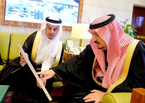 أمير الرياض يستقبل وفدًا من مدينة الملك سعود الطبية