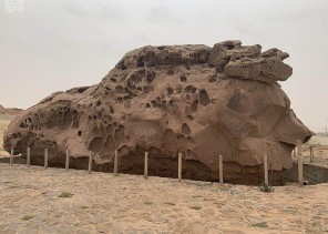 صورة لصخرة “عنترة” بعد تنظيفها وإعادتها لشكلها الطبيعي