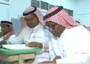 مواطن سبعيني قرر الالتحاق بمقاعد الدراسة بعد تقاعده.. ويوضح السبب (فيديو)
