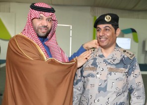 أمير الحدود الشمالية يقلد العقيد العنزي رتبته الجديدة