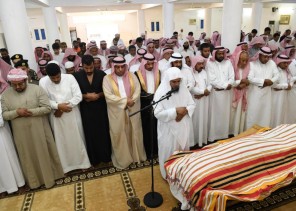 وكيل امارة جازان للتنمية يؤدي الصلاة على الشهيد سلامي ..