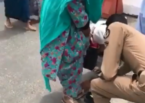 شاهد.. كيف تصرف رجل أمن صادف حاجة ترتدي “حذاء” من الكرتون ليقيها حرارة الأرض