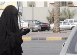 تصرفات غريبة لامرأة متسوّلة في تبوك تكشف عن مفاجأة!