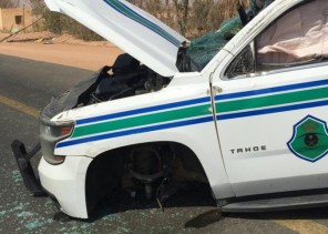 تعطل سيارة أحد سالكي الطريق تتسبب بانقلاب دورية أمن الطرق