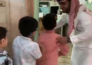 شاهد بالفيديو .. معلم يحيي طلابه عند باب الفصل بشكل يثير الإعجاب