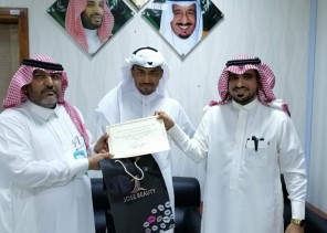 بالصور .. مدير مستشفى أحد المسارحة يكرم المدراء المناوبين