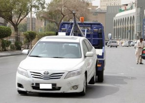 شركة مواقف سعودية تسحب مركبة وتودعها بحجز المركبات وبداخلها طفلة نائمة