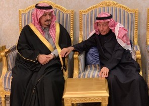 أمير منطقة الرياض يقدم العزاء لأسرة السديري