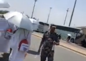 بالفيديو.. رجل أمن يرش الماء على الحجاج ليخفف عليهم حرارة الشمس