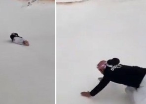 شاهد .. فرحة مواطن بالثلوج التي سقطت على أنحاء من منطقة حائل