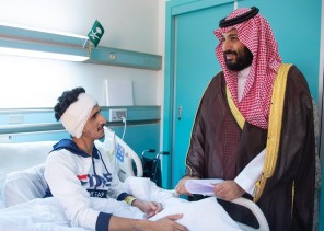 بالصور.. ولي العهد يطمئن على حالة مصابي الحد الجنوبي