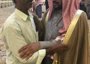 بالصور.. أسرة بحائل تقيم حفل وادع لعاملها الهندي.. وكفيله يتعهد بإرسال مكافأة شهرية له طوال حياته