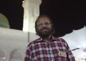 مقيم باكستاني يعمل خطاطاً في المسجد النبوي منذ 30 عاماً.. يكتب بالذهب في الروضة (فيديو)