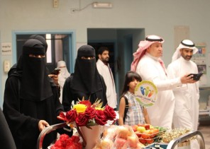 همسات الثقافي بالأحساء يتفقد مرضى كبار السن