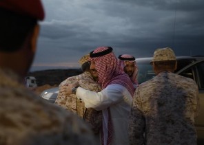 صور.. أمير عسير يزور المرابطين بالحد الجنوبي ويتناول معهم الإفطار