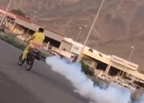 فيديو لعامل بلدية يرش المبيد راكباً دراجة يثير التساؤلات.. “وبلدية بدر” تُعلّق