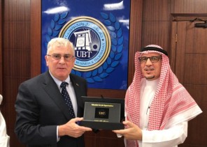 السفير الامريكي يزور اول جامعة سعودية