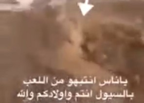 السيول تخرج “الأفاعي” الضخمة من جحورها!