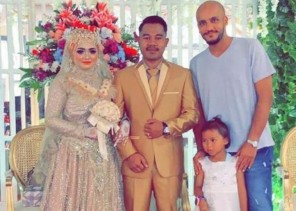 بالصور.. مواطن يزور عاملته المنزلية في إندونيسيا ويشاركها فرحتها بحضور زفاف ابنتها