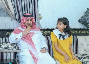 نائب أمير الجوف يزور الطفلة رواند المتعافية من السرطان في منزلها بسكاكا