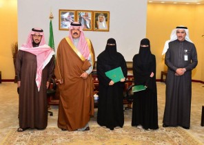 أمير حائل يكرّم ممرضتين وطالب طب لمساهمتهم في إسعاف مصاب بحادث مروري( صور )