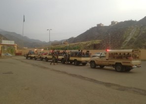 بإشراف محافظ الداير.. عملية الـ ” ١٢ساعات ” تنجح في القبض على مخالفين امتهنوا التهريب والاتجار بالبشر