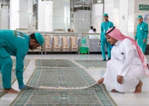 صور.. شؤون الحرمين تستبدل جميع سجاد المسجد الحرام وساحاته وتضع سجاداً جديداً