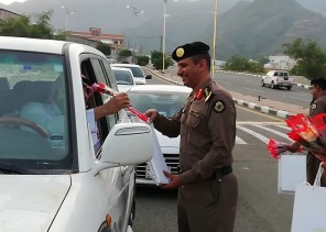 استقبال طلاب مدارس رجال ألمع بالورود وتوزيع الهدايا على 500 طالب وطالبة