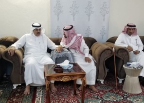 محافظ املج يطمئن على صحة الشيخ ضيف الله الفايدي