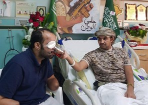 صورة لافتة.. مقاتـل بالحد الجنوبي فقد قدميه يسقي بيده آخر فقد ذراعيه