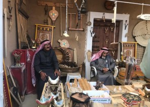 حرفيو وحرفيات مراكز الإبداع الحرفي بالقصيم يميزون تراث المنطقة بالجنادرية ٣٣