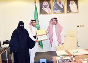 الهلال الأحمربحائل يكرم الممرضة ساره الرشيدي