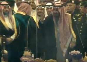شاهد.. خادم الحرمين يشارك في أداء العرضة السعودية