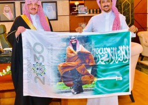 الرحالة السعودي خالد الغامدي يرفع صورة عبية (فرس الملك عبدالعزيز) فوق أعلى قمة بالعالم