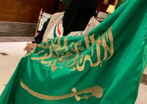 “القيادة ” تهنئ أمير الكويت بذكرى اليوم الوطني وأرض البقاع الطاهرة تحتفل من فندق رافلز بأعلام الكويت والسعودية