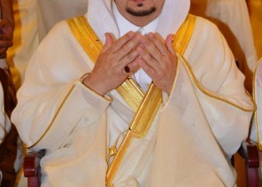 أمير منطقة ⁧‫الرياض‬⁩ يؤدي صلاة ⁧‫العيد‬⁩ مع جموع المصلين في جامع الإمام تركي بن عبدالله بالرياض .