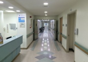 بعد اكتشافه لخلل في ثلاث  مستشفيات مغردون: اخرجوا الصحفي وحاسبوا الصحة