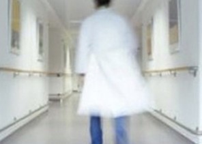 مواطن يتهم طبيباً بالتسبب في وفاة طفله بـ«جازان».. و«الصحة» تحقق