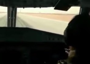 بالفيديو.. مطار حائل يشهد وصول أول رحلة طيران بقيادة مساعدة طيار سعودية