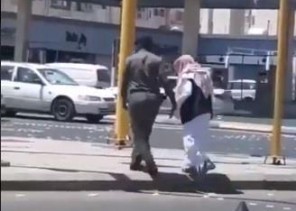 شاهد.. رجل أمن يترجل من دورية أمنية لمساعدة مسن على عبور طريق في المدينة المنورة