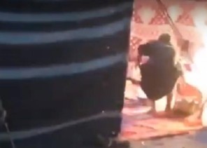بالفيديو.. شاب يغامر بحياته لإخراج أسطوانة غاز مشتعلة من داخل خيمة