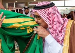 فيديو.. خادم الحرمين يقبّل العلم ويشارك في أداء العرضة بمهرجان الملك عبدالعزيز للإبل