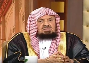 “المنيع” يوضح حكم إخراج الأب الزكاة لابنه المتزوج إن كان محتاجاً (فيديو)
