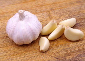 فيديو يحذر من تناول “الثوم” لاحتوائه على مواد خطيرة.. والغذاء والدواء ترد