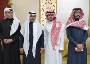 بمناسبة تكريم خادم الحرمين والمرتبة الـ 14 .. رفقاء الدرب يحتفون بـ”القرني”