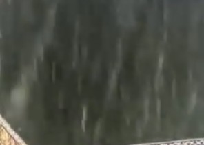 شاهد.. فرحة الزوار بالأمطار والأجواء الروحانية في الحرم المكي