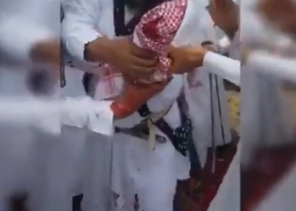 بالفيديو..انفجار “بندقية” في يد أحد المشاركين بعرض شعبي بالباحة