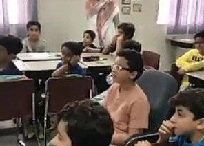 مشهد مؤثر لطالب يستمع في مدرسته لفيديو أرسله والده من الحد الجنوبي